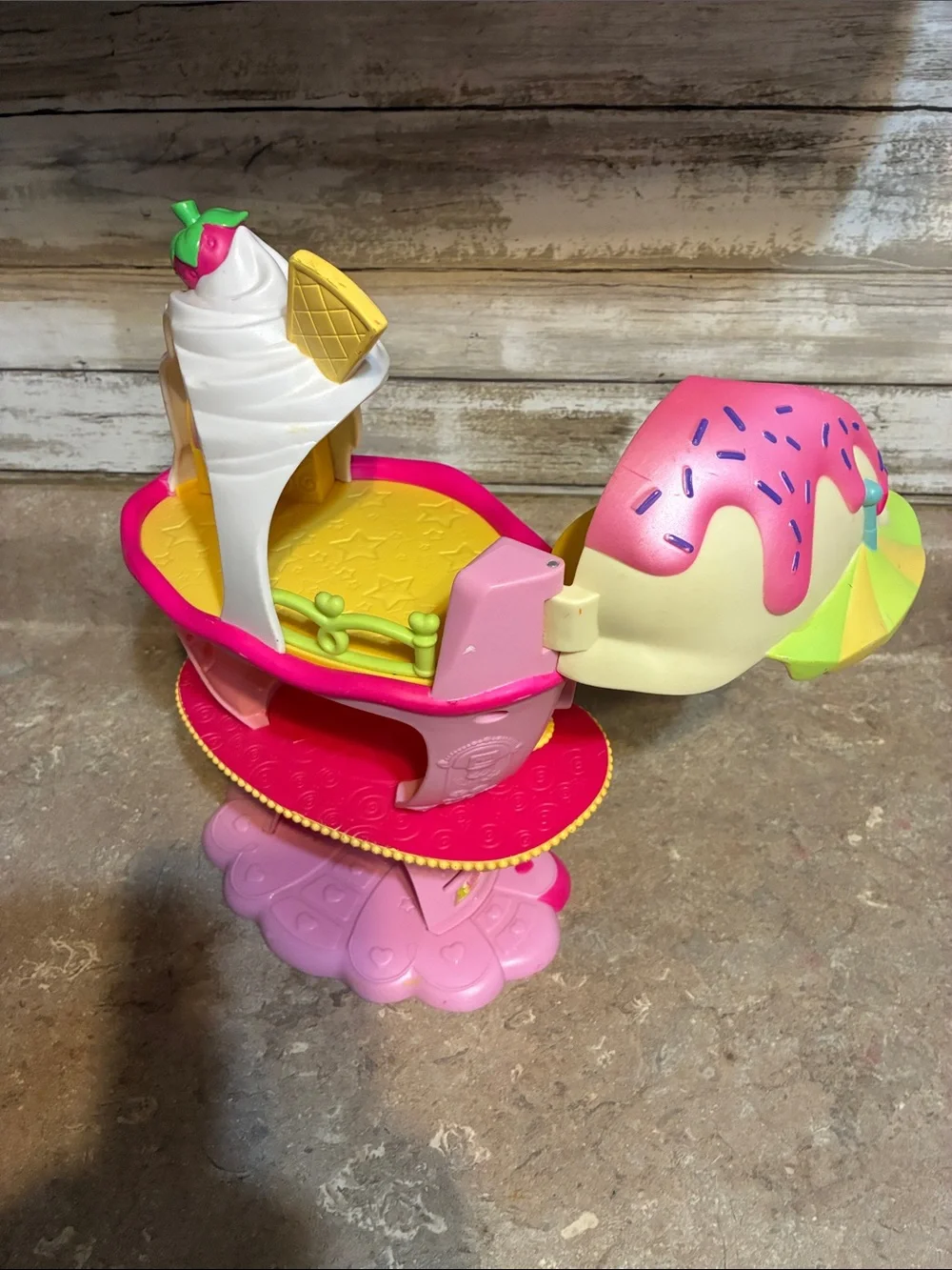 Hasbro 2007 My Little Pony Ice Cream Ponyville Sweet Shop Parlor